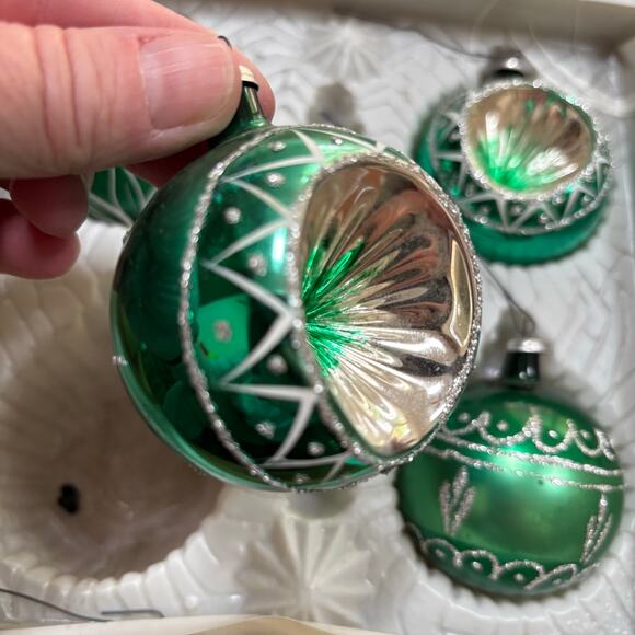 Vintage Christmas Tree ornaments green glass & silver glitter set of 5 in box - Picture 8 of 10